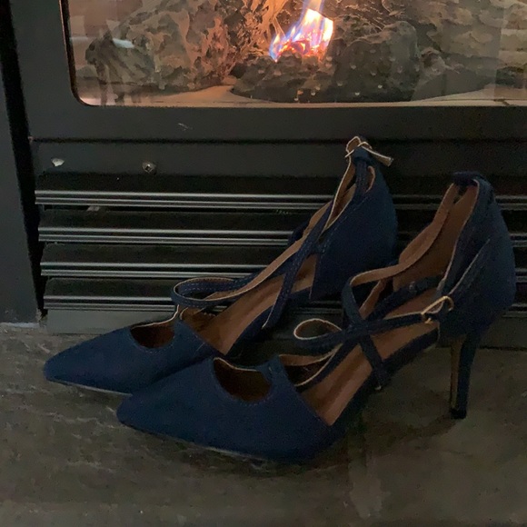 Blue strap heels. - Picture 2 of 4